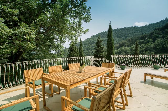 Sonnige Terrasse mit Panorama