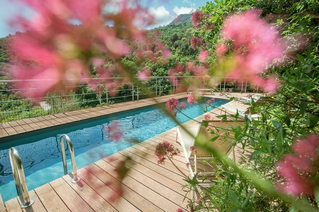 Pool mit Blick auf die Berge