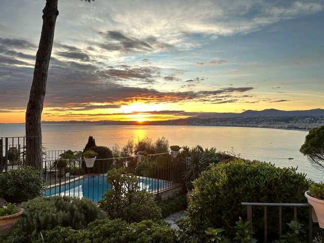 Goldener Sonnenuntergang über der Bucht von Nizza