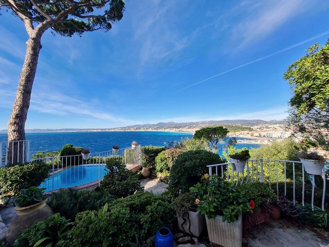 Garten mit Pool über der Bucht von Nizza