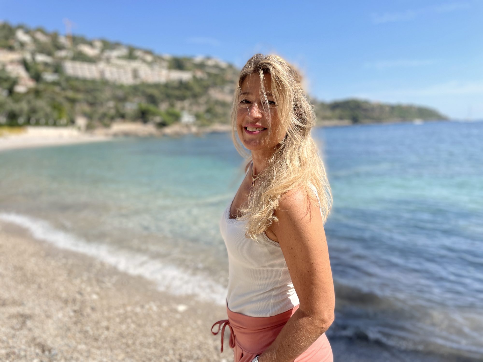 Gesa Kaehlbrandt am Meer der Côte d’Azur