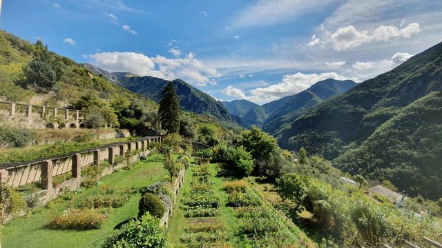 Terrassengärten über einem Tal bei Fontan-Saorge, dahinter bewaldete Hänge