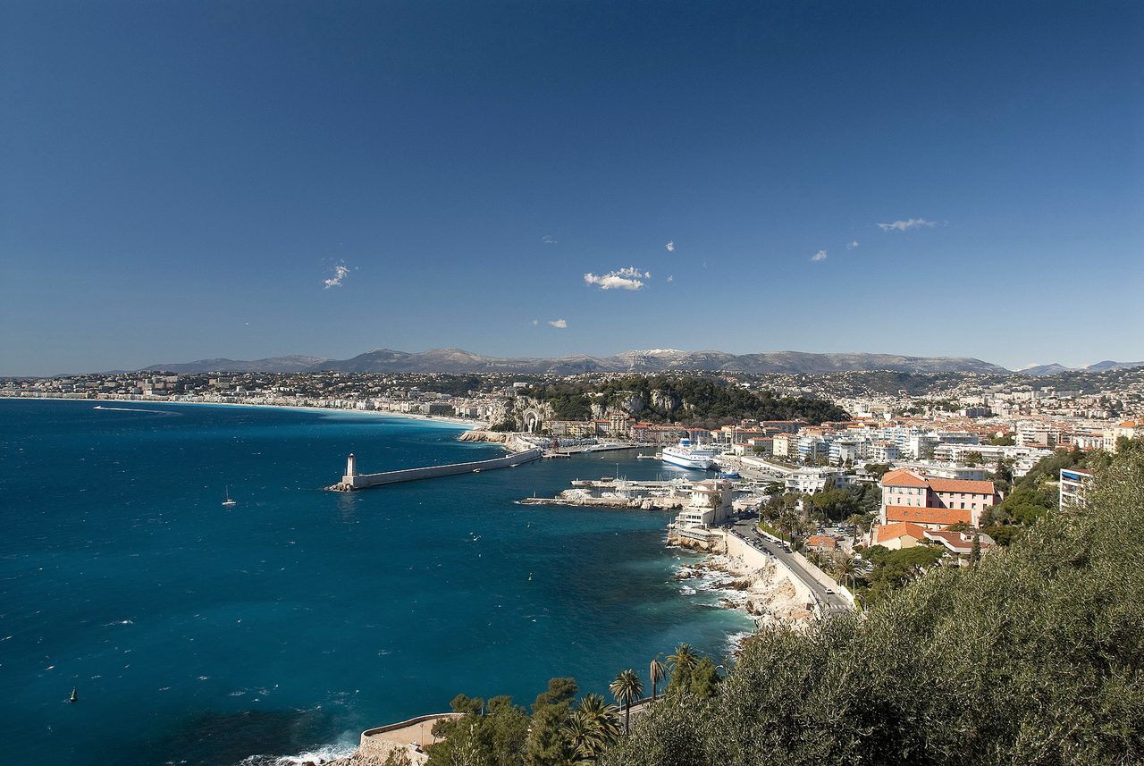 Vue depuis le mont Boron sur le port de Nice et la baie des Anges