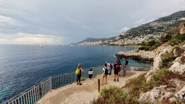 Wandergruppe am Geländer des Küstenwegs am Cap Martin