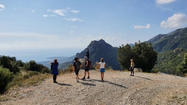 Wandergruppe auf einem Kamm bei Sainte-Agnès, dahinter Berg und Dunst über dem Meer