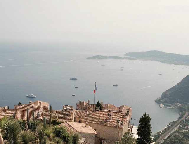 Vue sur les toits de tuiles d’Èze, la Méditerranée et la presqu’île du Cap Ferrat