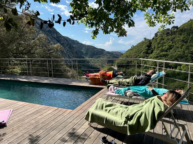 Ruhe am Pool mit Talblick