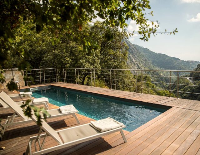 Klares Wasser im Pool über dem Tal